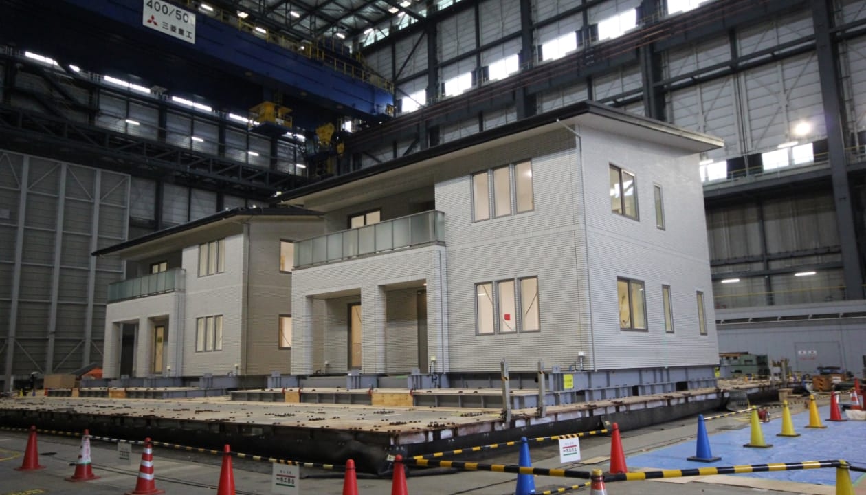 実大建物による震動実験の様子